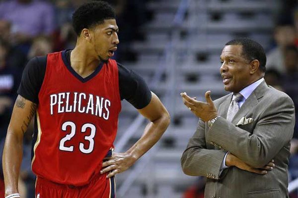 库里持球进 库里持球进